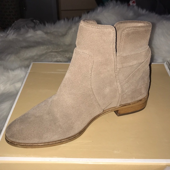 Ready for compliments w/ these MICHAEL KORS BOOTS - Picture 5 of 6